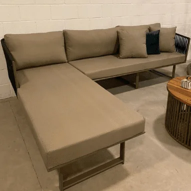 Sofá Berlim com chaise long em tricô náutico e tecido impermeável karsten acquablock